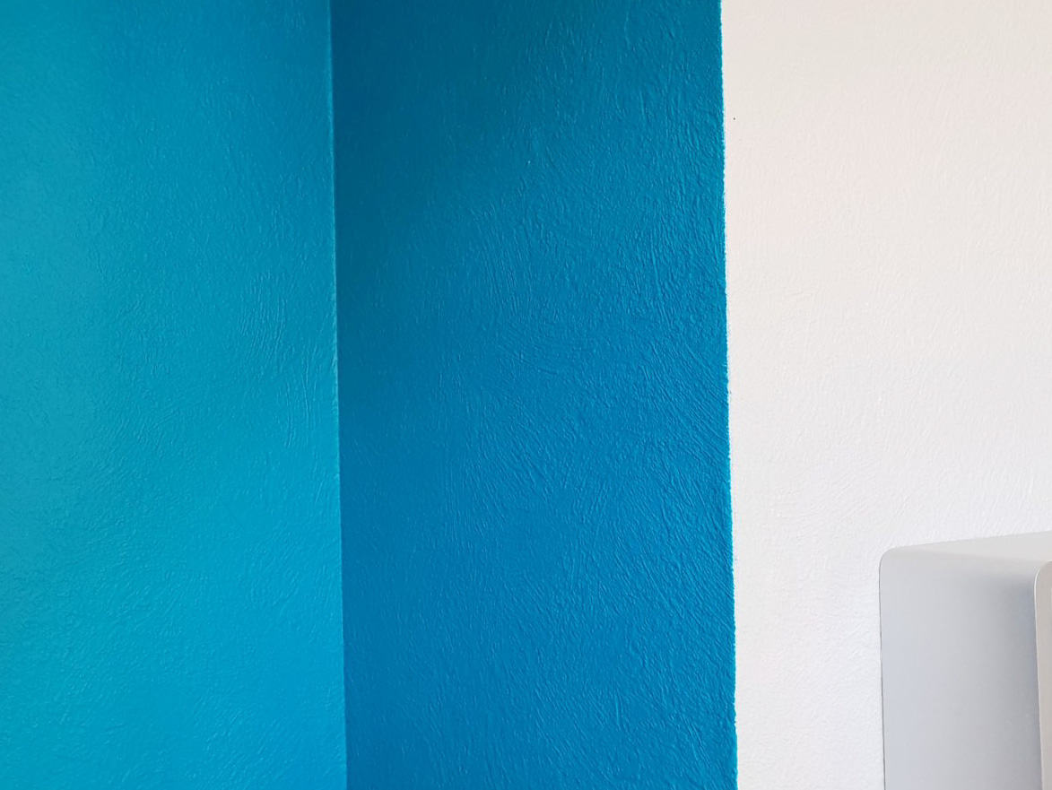 Peinture bleue pour un bureau peint par Daniel Henriet artisan peintre à Besançon