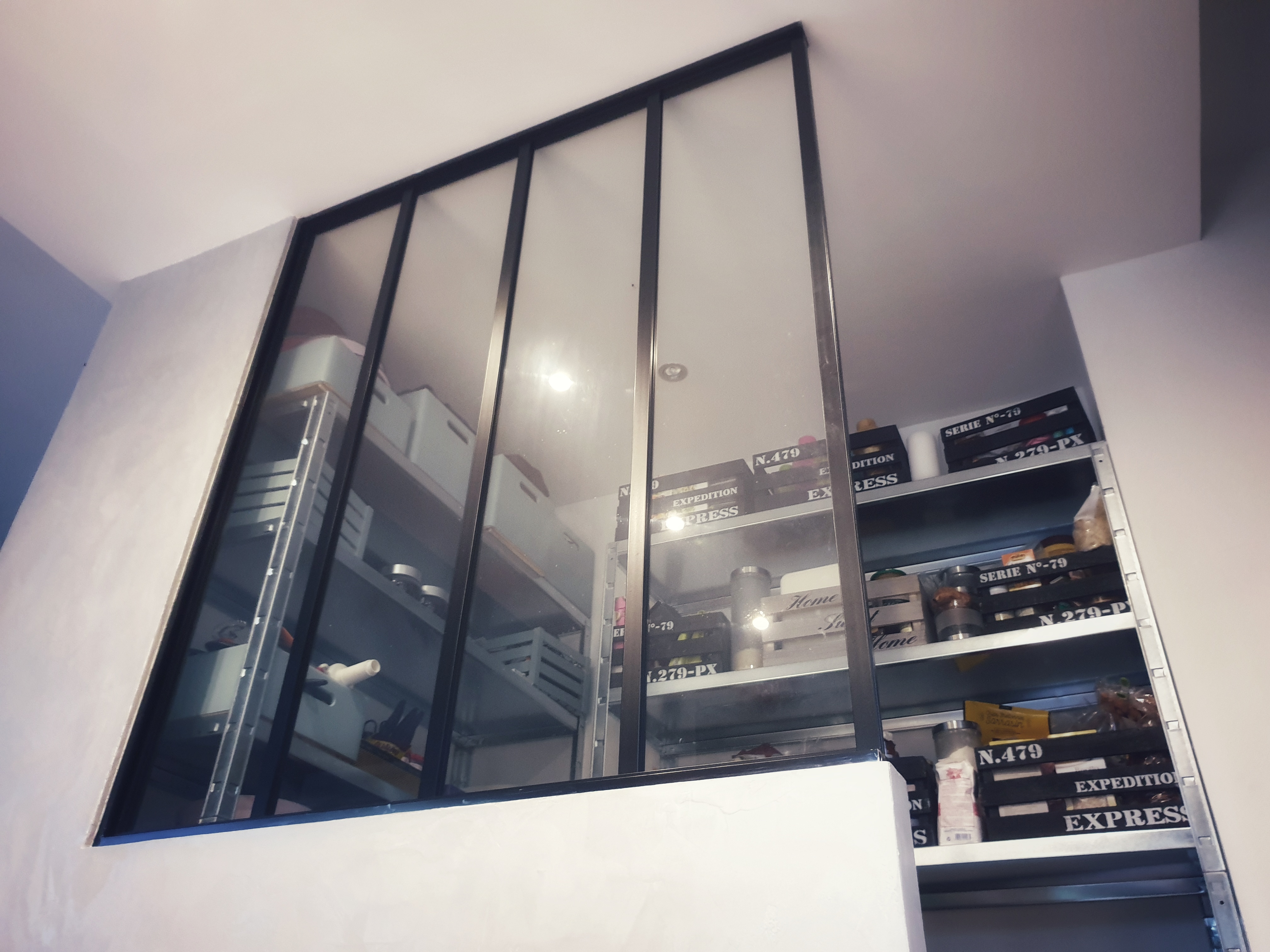 Verrière artisanale moderne pour une cuisine posée par Daniel Henriet artisan peintre à Besançon